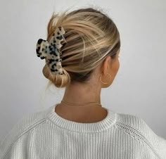 The Hottest Winter Hair Trends to For a Fresh Start of the New Year | Fashionisers© - Part 7 Butterfly Hairstyle, Winter Hair Trends, Hair Strand, Winter Hairstyles, Beach Waves