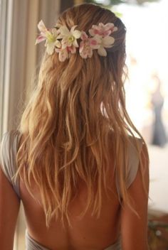 flowers in hair and love that back! Destination Wedding Hair, Flowers In Her Hair, Paris Mode, Bohol, Long Blonde, Boho Hairstyles, Long Blonde Hair