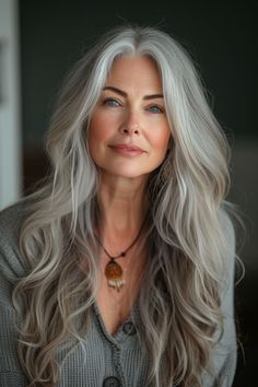 Explore 19 long hairstyles that embrace and enhance the natural texture of hair for women over 60, celebrating curls, waves, and everything in between. Κούρεμα Bob, Gorgeous Gray Hair, Silver Grey Hair, 사진 촬영 포즈, Fishtail Braid