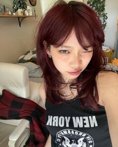 amelia bones K Pop Hair Color, Red Dyed Hair Ideas, Cola Red Hair, Cherry Cola Red Hair, Dark Cherry Red Hair, Dark Colored Hair, Hair Color Aesthetic, Red Dyed Hair, Makeup Feminine