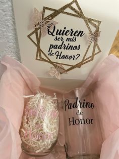 two pink and white items in a box with the words quieren, paquins de honor written on them