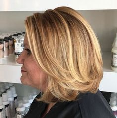 Caramel Blonde Bob With Layers Thick Hair Cuts, Medium Layered Haircuts, Medium Layered Hair, Modern Haircuts, Shag Haircut, Haircuts For Fine Hair, Modern Hairstyles, Medium Hair Cuts