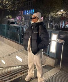 this fit is so me. love all these winter outfits Nyc Cold Weather Outfits Street Styles, Layering Outfits Winter Cold Weather, White Beanie Outfit, Nyc Winter Outfits Cold Weather, Freezing Weather Outfit, Winter City Outfits, Clothes Layering, Winter Outfits Casual Cold, Airport Outfit Winter