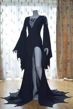 Gothic Prom Dress Corsets, Vampire Dresses, Gothic Vampire Dress, Halloween Group Costumes, Gothic Prom, Gothic Prom Dress, Halloween Group, Villain Outfits, Outfits Edgy