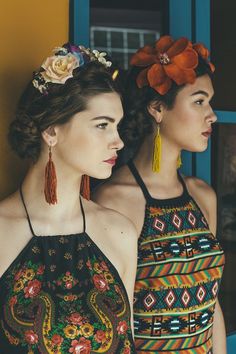 Inspired by Frida Kahlo. Mexican Hairstyles, Charro Quinceanera Dresses, Mexican Fashion, Mexican Outfit, Mexican Women, Estilo Hippie, Mode Boho, Diego Rivera, Bohol