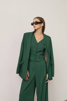 Emerald Suits For Women, Interesting Formal Outfits, Best Woman Outfit Wedding, Woman Green Suit, Suit Summer Woman, Wedding Guest Outfit Emerald Green, Wedding Tuxes For Women, Womens Suit Outfits Party, Womens Suits Bridesmaid