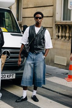 street style from Paris Fashion Week shot by @ModeHunter (September 2023) High Fashion Summer Outfits Men, Gay Men Outfits, Denim Summer Outfits, Men Linen Outfit Summer, Linen Outfit Summer, Gay Style, Men Fashion Week, Gay Fashion, Street Fashion Men Streetwear