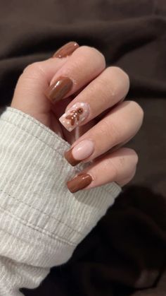 Christmas Nail Inspo Gingerbread, Nails Brown Christmas, Brown Biab Nail Designs, December Nails Gingerbread, Matching Christmas Nails With Bestie, Nails Christmas Designs Short, Brown Christmas Nails Short, Holiday Nails Gingerbread, Brown Christmas Nails Acrylic