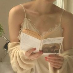 Keely Core, Romeo I Julia, Different Aesthetics, Mia 3, Classy Aesthetic, Reading A Book, Feminine Aesthetic, Jolie Photo, Light Academia