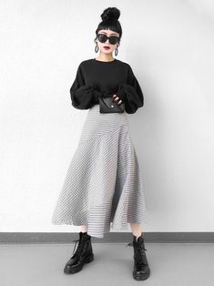 Look Retro, Monochrome Fashion, Looks Street Style, Japanese Street Fashion, Black Women Fashion, Dark Fashion, Modest Outfits, Types Of Fashion Styles