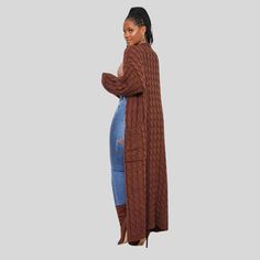 Unsere Theodora - Lange Strickjacke mit V-Ausschnitt ist ein Must-have für Ihre Wintergarderobe. Mit dieser vielseitigen Strickjacke in mehreren charmanten Farben bleiben Sie gemütlich und stilvoll. Chic Brown V-neck Cardigan, Brown Knit V-neck Outerwear, Brown Ribbed V-neck Cardigan, Brown Chunky Knit Long-sleeve Outerwear, Must Haves