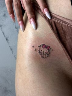 Hello kitty tattoo Tatuaje Hello Kitty, Hello Kitty Tattoo, 42 Tattoo, Kitty Tattoo, Tato Minimal, Tato Henna, Cute Hand Tattoos, Hello Kitty Tattoos