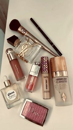 Makeup Routine Guide, Make Up Aesthetic, Makeup Bag Essentials, Makeup Table, Makeup Items, Lip Glow, Travel Makeup, Girls Makeup, Aesthetic Makeup