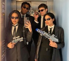 Spy Costume My IG@livbuschow Halloweenský Makeup, Cute Group Halloween Costumes, Trio Halloween Costumes, Halloween Coustumes, Hot Halloween Outfits, Pretty Halloween Costumes, Duo Halloween Costumes, Couples Halloween Outfits, Holloween Costume