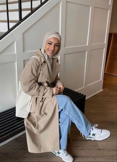 Beige Coat Hijab Outfit, Trench Coat With Hijab, Hijab Trench Coat, Uni Fits Hijabi, Beige Trench Coat Outfit Hijab, Muslim Airport Outfit, Trench Coat Hijab Outfit, Hijabi Trench Coat Outfit, Trench Coat Outfit Hijab