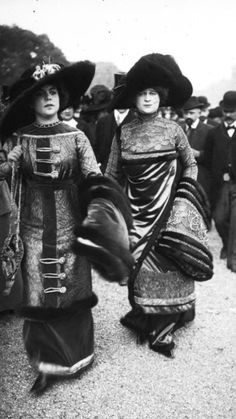 La Mode Aux Courses - 1910's Rare Historical Photos, Paris Photo, Street Fashion Photography, Street Style Paris, Women Bags Fashion, Belle Epoque, Mode Vintage