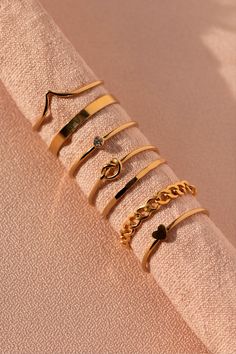 Gold Acssesories Aesthetic, How To Layer Rings, Acssesories Aesthetic, Acssesories Ideas, Trending Rings, Rings And Bracelets, Inexpensive Jewelry, Aesthetic Rings