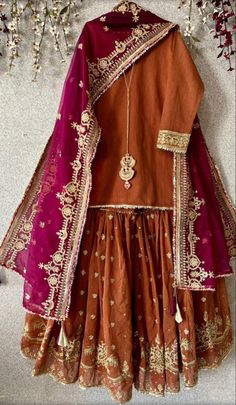 Bridal Outfits Wedding Pakistani, Dholki Clothes, Gharara For Mehndi, Bride's Sister Dress, Pakistani Gharara Designs, Gharara Designs Pakistani, Gharara Designs Indian, Garara Designs Pakistani Dresses