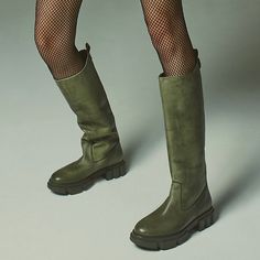 Free People Brooks Tall Boot In Military Green Size 39 Or 9 Never Worn / Brand New Leather Wide Shaft With Rubber Lugg Lug Sole Hunter Wellies Style See Last 2 Photos For More Info Cool Winter Shoes, Tis Autumn, Rubber Boots Fashion, Winter Shoes Women, Shoes Trends, Hunter Wellies, Tall Socks, Hunter Outfit, Everyday Boots