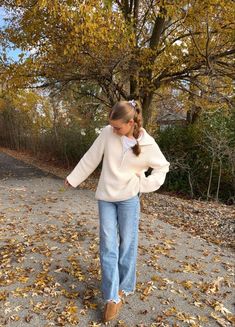 Fall Outfits Picnic, Cute Fall Vibe Outfits, Cute Outfits With Light Wash Jeans, That Girl Autumn, Get Dressed Aesthetic, Outfit Ideas Fall/winter, Winter Outfit With Converse, Fall Lookbook Aesthetic, 75° Weather Outfit