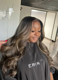 Blonde Highlights On Black Women, Highlights On Black Women, Brown Hair Inspiration, Brown Skin Girl, Rambut Brunette, Highlight Ideas, Hair Highlight, Honey Brown Hair, Sew In Hairstyles