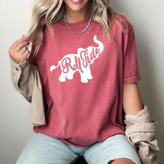 *Also available as a sweater. See below.* Support your team in style with our Alabama Roll Tide Elephant T-Shirt! This shirt is perfect for game day and beyond. Let this playful and friendly shirt show off your team spirit. Relaxed Fit Fan Apparel Tops For Game Day, Soft-washed Tops For Game Day Fan Apparel, Casual Relaxed Fit Tops With Team Logo, Soft-washed Fan Apparel T-shirt For Game Day, Casual Game Day Tops In Team Colors, Casual Tops With Team Logo For Game Day, Casual Team-colored Tops For Game Day, Alabama Roll Tide, Roll Tide