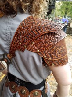 Male Larp Costume, Armor Pattern Design, Diy Pauldrons, Light Armor Dnd, Armory Aesthetic, Leatherwork Aesthetic, Leather Armor Dnd, Diy Leather Armor, Leather Armor Women