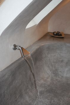 a water faucet running from the side of a bathtub