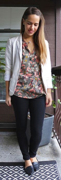 Jules in Flats H&M Blazer and Printed Blouse Cute Blazer Outfits, Summer Blouse Outfit, Casual For Work, Casual Office Attire, Look Office, Cute Blazers, Blazer Outfits For Women, Teaching Outfits, Professional Attire