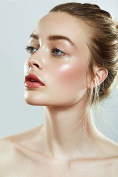 Benjamin Vingrief Photographe - Beauty Bridal Makeup White Eyeliner, Pop Of Color Bridal Makeup, Pale Makeup Looks, Natural Makeup Fair Skin, Person Looking Down, Dreamy Makeup Look, Regency Hairstyles, Pink Wedding Makeup, Treat Hyperpigmentation