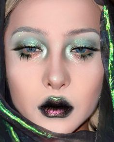 Alien Makeup Looks, Alien Halloween Makeup, Star Lips, Makeup News, Cool Makeup Looks, Unique Makeup