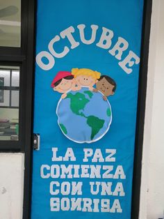 a blue door with the words ocubre la paz comienza con una bomba written on it