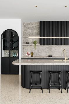 Black kitchen with curved features | 1930s workers cottage renovation turned modern day beauty Backsplash For Dark Cabinets, Elegant Backsplash, Natural Stone Backsplash, Stone Backsplash, Interior Design Per La Casa, Popular Kitchens, Kitchen Design Trends, Kitchen Marble, Kitchen Room Design