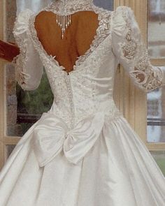 the back of a wedding dress is shown