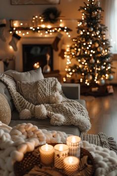 Inspiring Christmas Theme Office Decor Tips Holiday Aesthetic Christmas, Fall Christmas Decor, Cozy Winter Home Decor, Monochromatic Christmas Decor, Clean Christmas Aesthetic, Different Christmas Aesthetic, Home Made Christmas Decor, Nostalgic Christmas Aesthetic, Christmas Decor Ideas Office