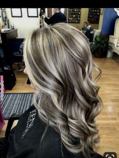 Hair Color Blonde With Lowlights, Blonde With Lowlights, Lowlights Highlights, Hair Color Blonde, Henna Hair, Caramel Highlights, Ash Blonde Hair, Gray Hair Highlights