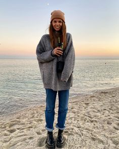 Mum Fashion Casual, Cottage Core Aesthetic Outfits Casual, Exploring Outfit Adventure, Weekend Casual Outfits Winter, Cold Beach Outfit Winter, Cool Mum Fashion, Pregnancy Outfits Winter Casual, Curvy Casual Outfits Winter, Casual Comfy Winter Outfits