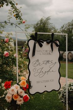 a sign that says welcome to the bride and groom