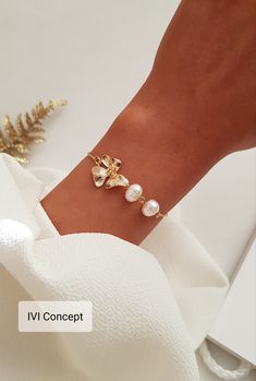 This elegant pearl bracelet is made of two beautiful white freshwater pearl and 18k gold plated flower link. this bracelet is adjustable, Our Elegant pearl bracelet is great for a bridesmaid gift, Christmas gift, Birthday gift, Bridal Gift.          Each bracelet will be packed in beautiful gift boxes with ribbons and our company tags. Dainty Pearl Bracelet, Fertility Bracelet, Pearl Bracelet Wedding, Bracelet Pearl, Bracelet Dainty, Freshwater Pearl Bracelet, Pearl Design, Bridal Gift, Bridal Bracelet