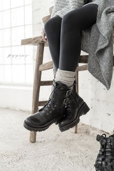 2023 Grunge, Hygge Outfit, Biker Boots Outfit, Look Boho Chic, Sock Outfits, Witchy Fashion, Edgy Outfits, Boots Outfit, Grunge Fashion