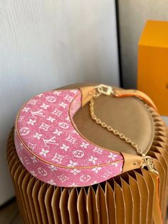 Louis vuitton Loop Denim Pink For Women, Women’s Handbags, Shoulder Bags 9.1in/23cm LV Rep 1:1 Introduced at the Cruise 2022 show, the half-moon Loop baguette handbag is made from a jacquard weave of the Monogram pattern on what looks to be faded denim. The pink trim and strap, together with the gold-color LV Circle zip pull and removable chain, bring sophistication to the casual colorway. Size:  23 x 13 x 6 cm / 9.1 x 5.1 x 2.4 inches (Length x height x width) Pink Denim jacquard textile Louis Vuitton Jeans, Pink Shoulder Bags, Expensive Bag, Luxury Bags Collection, Pink Trim, Fancy Bags, Faded Denim, Evening Clutch Bag, Jacquard Weave