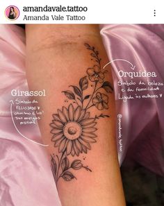 a woman's arm with tattoos and flowers on it, labeled in spanish language