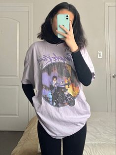 Oversized Tees For Women, Graphic Tee Style Outfit, Styling Tshirts Outfits Graphic Tees, How To Style Graphic Tees Outfits, Tshirt Winter Outfit, Styling Graphic Tees Outfits, Graphic Tee Outfit Aesthetic, Outfits With Turtlenecks, How To Style Graphic Tees