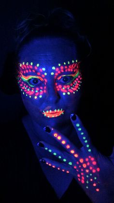 Blacklight makeup idea Pintura Facial Neon, Blacklight Makeup, Festival Makeup Rhinestones, Face Paint Party, Uv Face Paint, Rave Halloween, Uv Party