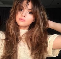 Celebrity Hair Trends, Layered Haircuts With Bangs, Bangs For Round Face, Round Face Haircuts, Fringe Hairstyles, Haircuts With Bangs