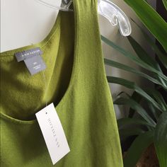 Bnwt, Size Xs Ann Taylor Sleeveless Top/Tank In My Favorite Shade Of Pea Green! Blend Of Silk, Nylon, Cotton, And Spandex; Feels Like A Very Lightweight Sweater/Knit Weight. Perfect Under A Blazer Or Alone With A Cute Skirt, Or Dressed Up With Jeans And Heels! Fall Green Tank Top, Green Tank Top For Fall, Green Tank Top For Layering, Green Crew Neck Tank Top For Fall, Knit Sweater Top, Cute Skirt, Top Tank, Lightweight Sweater, Cute Skirts