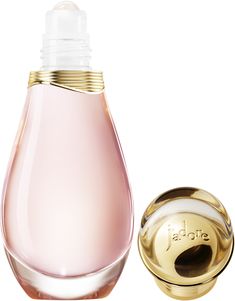 Med J'adore Eau de Toilette Roller-Pearl kan du ta din parfymritual med dig på språng. Glasrullbollen och den juvelliknande flaskan återskapar den ikoniska J'adore Dior-doften i en fin, praktisk och trevlig reseaccessoar. J Adore Dior, Dior Jadore, Jewelry Casual, Miss Dior, Wine Decanter, Dish Soap Bottle, Women's Jewelry, Toner, Perfume Bottles