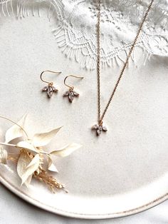 Bridal jewelry set in gold - this delicate set is subtle and goes with every dress! Perfect for your wedding! Consisting of small earrings and a necklace Material: Stainless steel, zirconia Chain length: Approx. 40 cm plus 5 cm extension 💫 Gold Flower Shaped Jewelry For Wedding, Gold Flower-shaped Jewelry For Wedding, Elegant Pendant Jewelry Sets For Wedding, Elegant Gold Plated Jewelry Sets For Wedding, Cubic Zirconia Pendant Jewelry Sets For Wedding, Feminine Gold Cubic Zirconia Jewelry, Rose Gold Plated Jewelry Sets For Wedding, Rose Gold Plated Jewelry For Wedding, Flower Shaped Cubic Zirconia Jewelry For Wedding