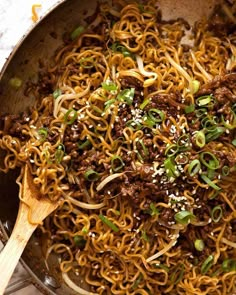 Quick Quick Asian Beef Ramen Noodles (ground beef) in a skillet, fresh off the stove Asian Beef And Noodles, Quick Ramen, Beef Ramen Noodles, Noodles Ground Beef, Beef Ramen, Beef Food Recipes, Leftover Steak, Fast Meals