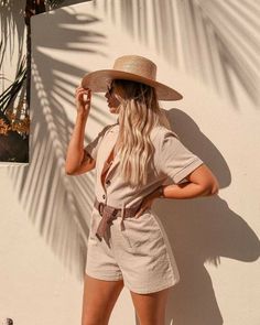 Jungle Tourist Outfit, Safari Mom Outfit, Safari Hat Outfit, Game Drive Safari Outfits Women, Safari Look Outfits, Safari Outfit Ideas Women, Safari Outfit Women Africa, Cute Safari Outfits, Safari Aesthetic Outfit